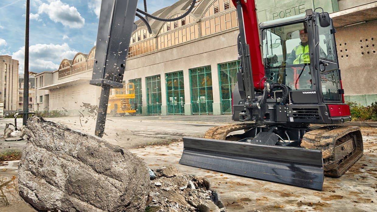 Minipelle Yanmar avec un accessoire marteau