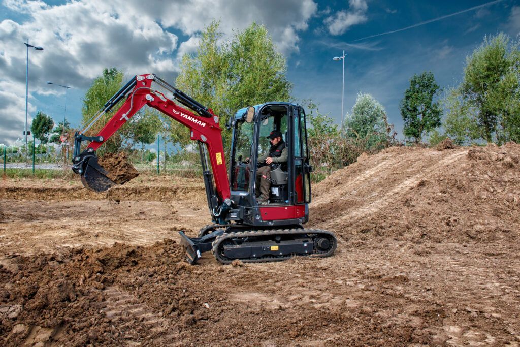 Minipelle rouge de la marque Yanmar