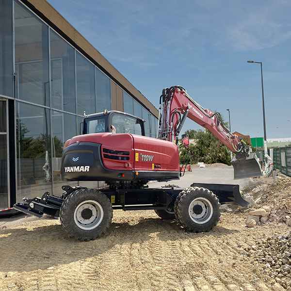 Pelle sur pneus rouge de la marque Yanmar