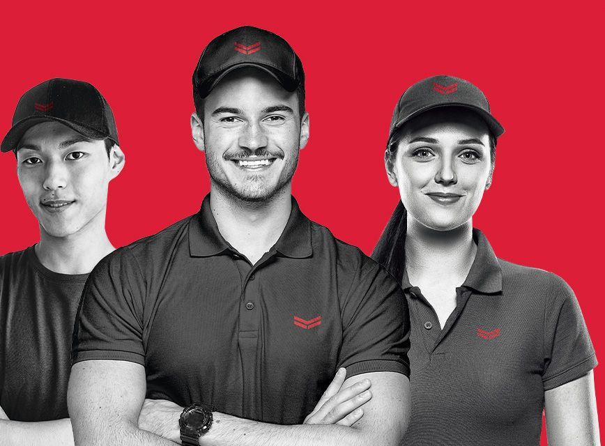 Deux homme et une femme avec des habits de la marque Yanmar