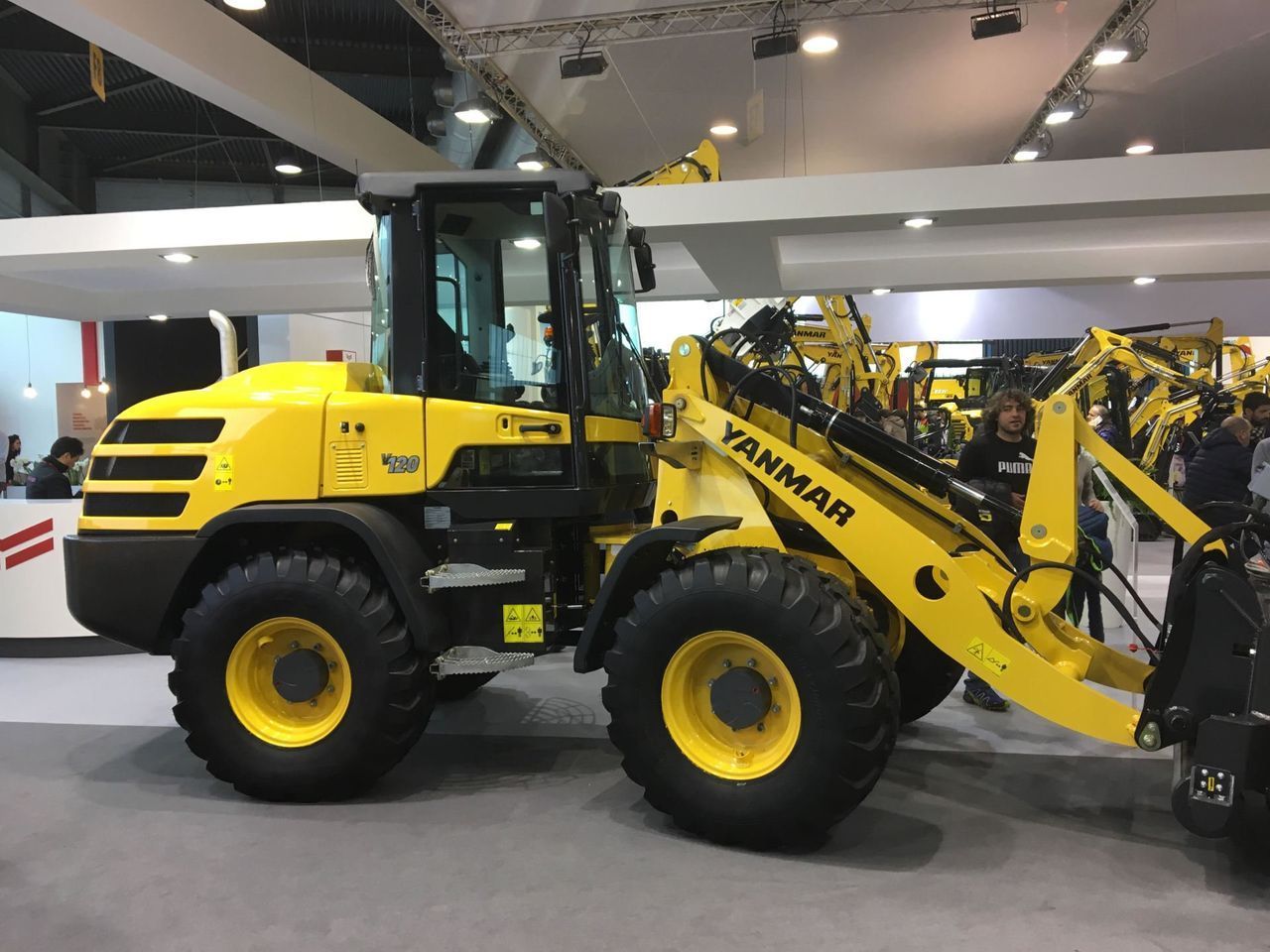 Chargeuse articulée jaune garée dans un showroom