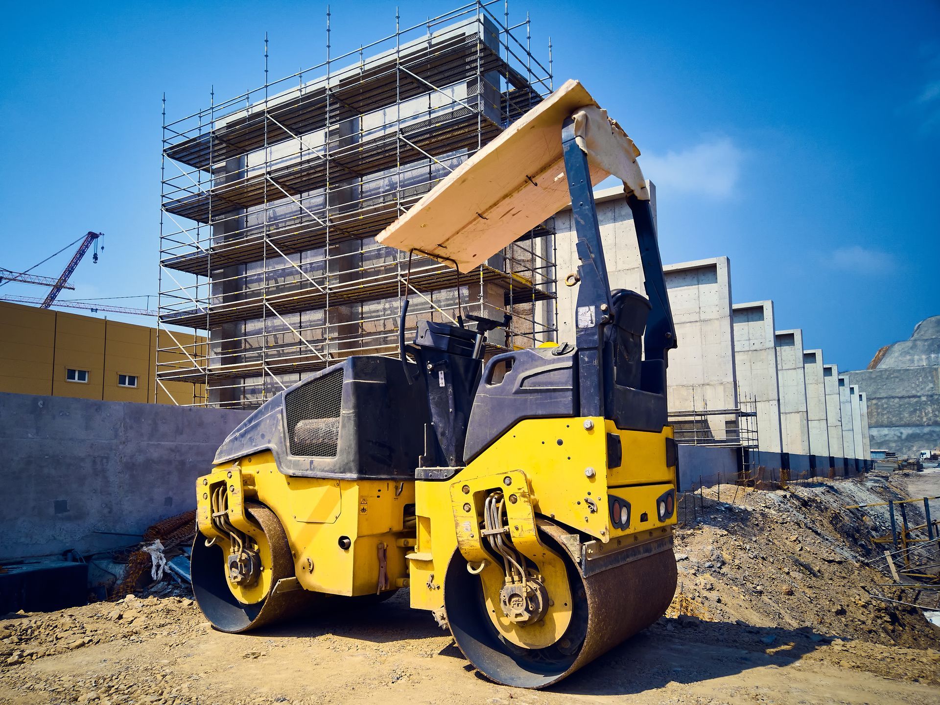Véhicule rouleau compresseur jaune