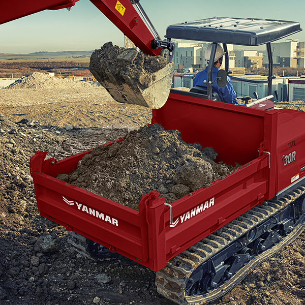 Brouette à chenilles Yanmar rouge chargée de terre