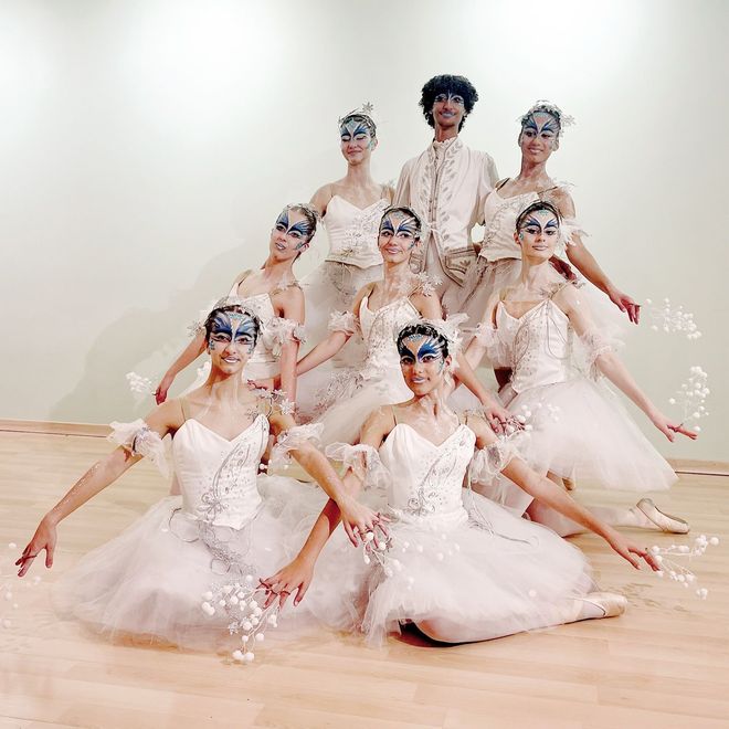 Un grupo de bailarinas posan para una fotografía en un estudio de danza.