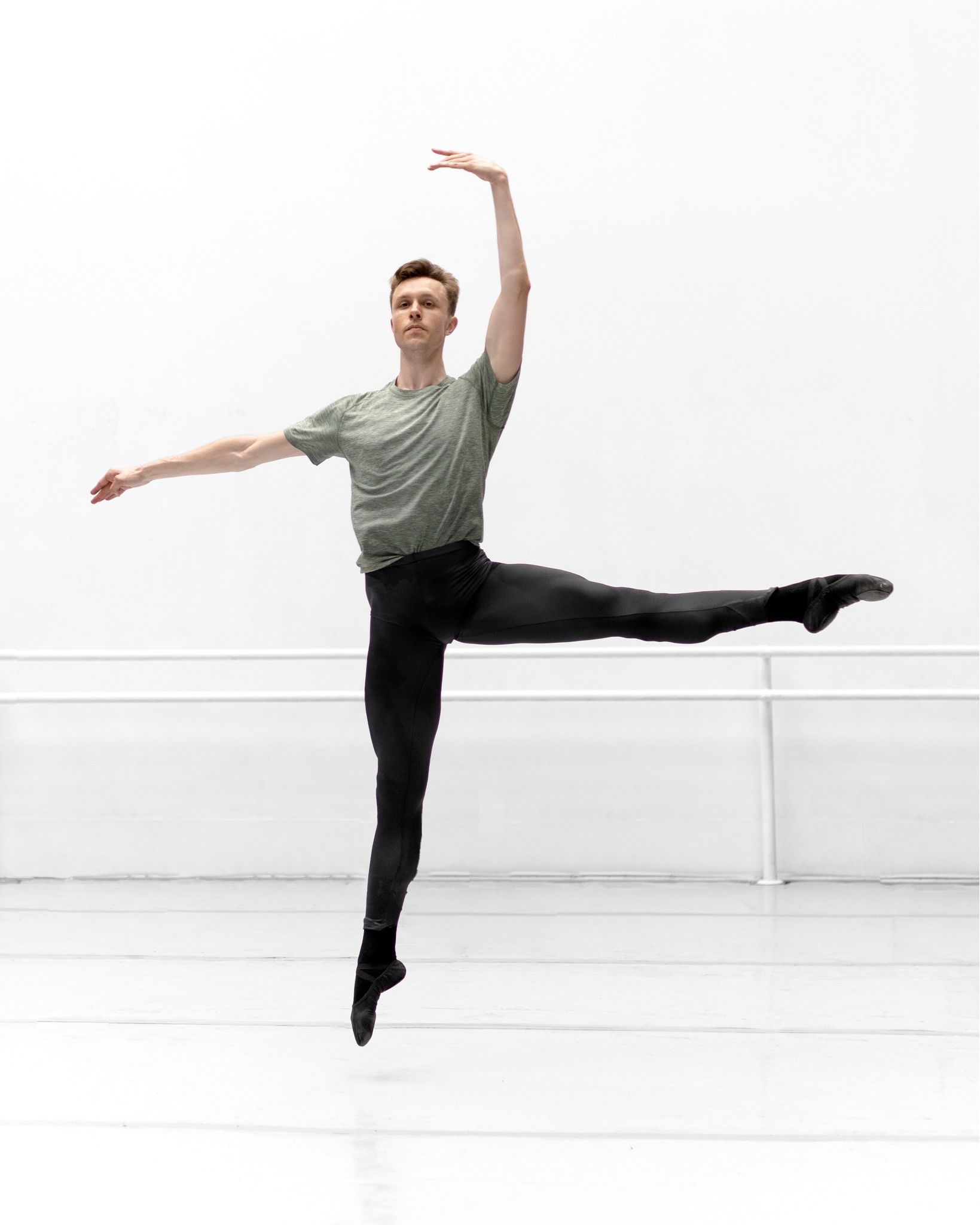 Un joven está bailando ballet en un estudio de danza.
