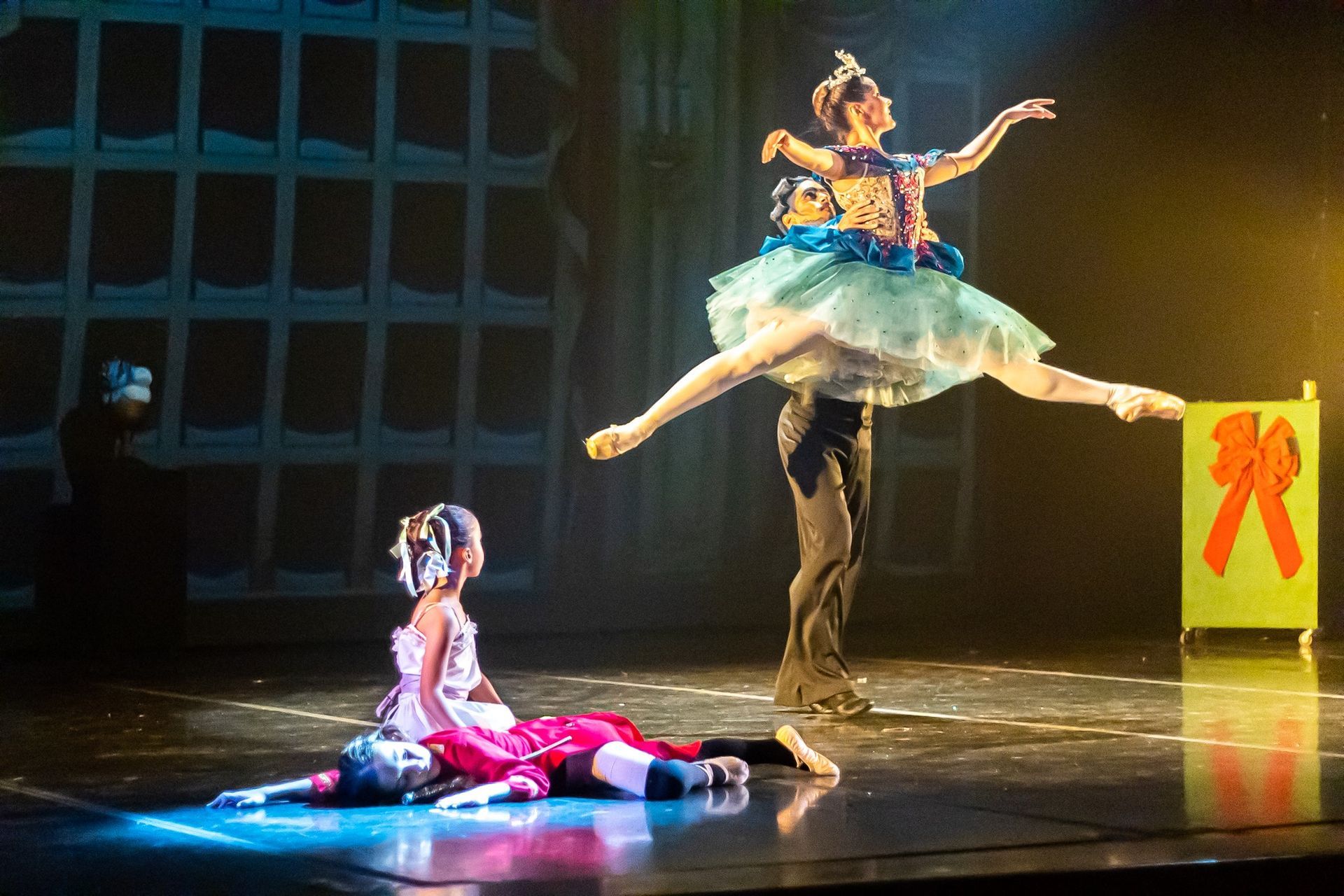 Un grupo de bailarinas está actuando en un escenario.