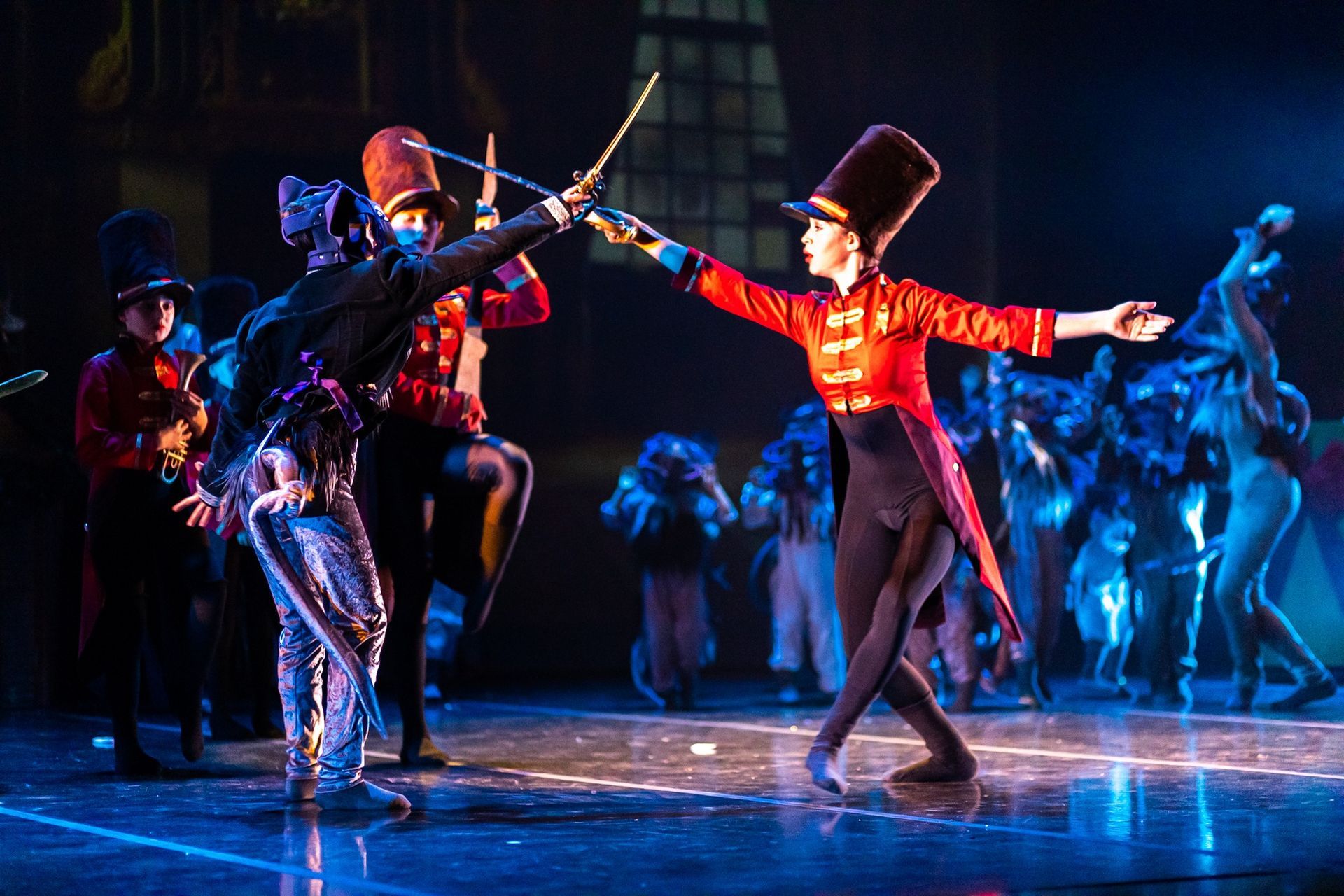 Un grupo de personas está bailando en un escenario en un espectáculo de cascanueces.