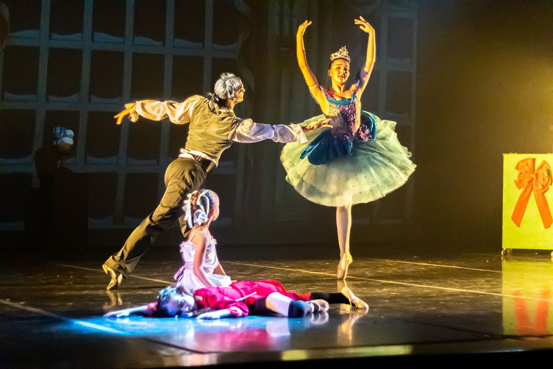 Un grupo de bailarines de ballet están actuando en un escenario.