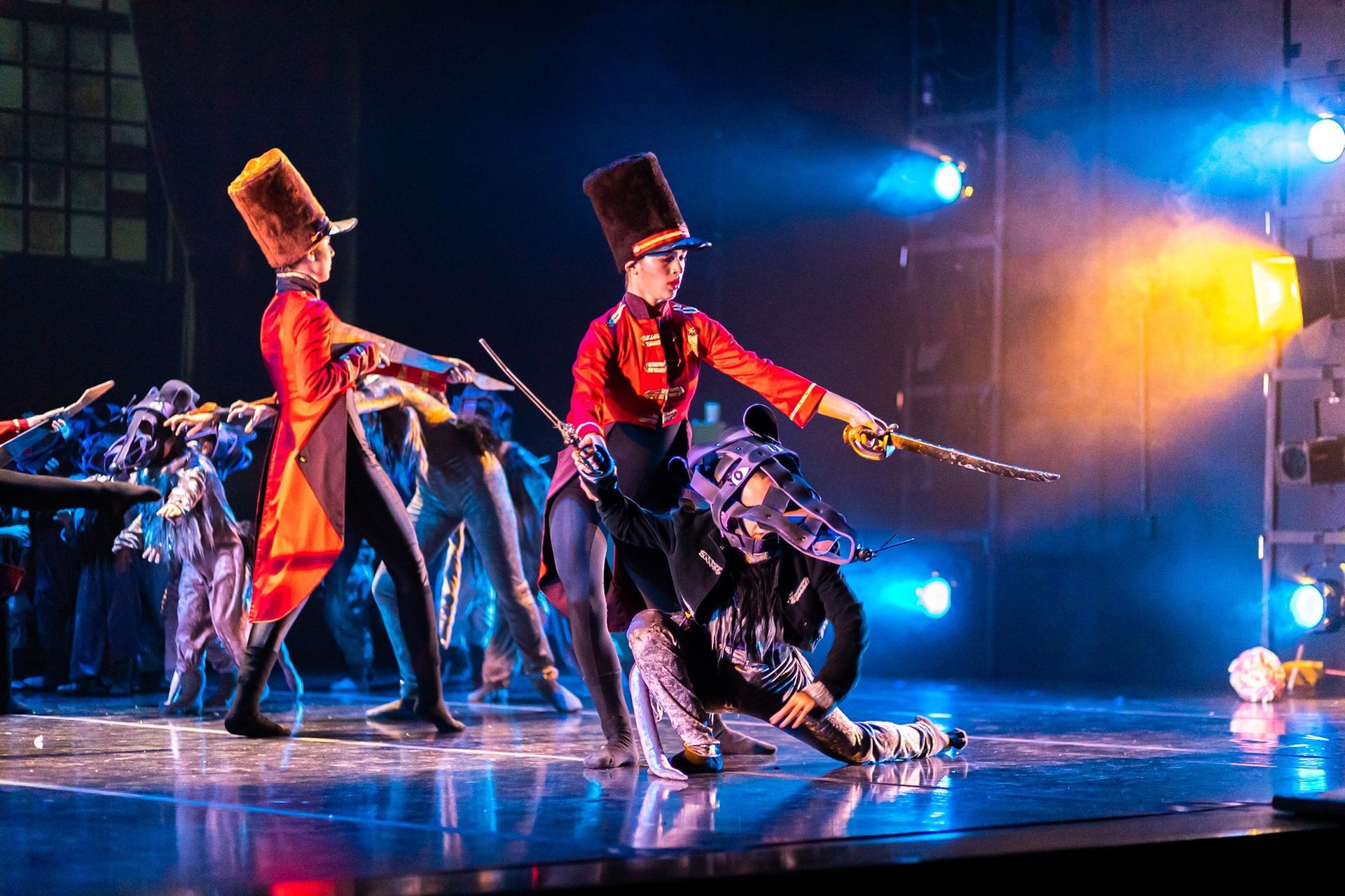 Un grupo de personas está bailando en un escenario de un teatro.