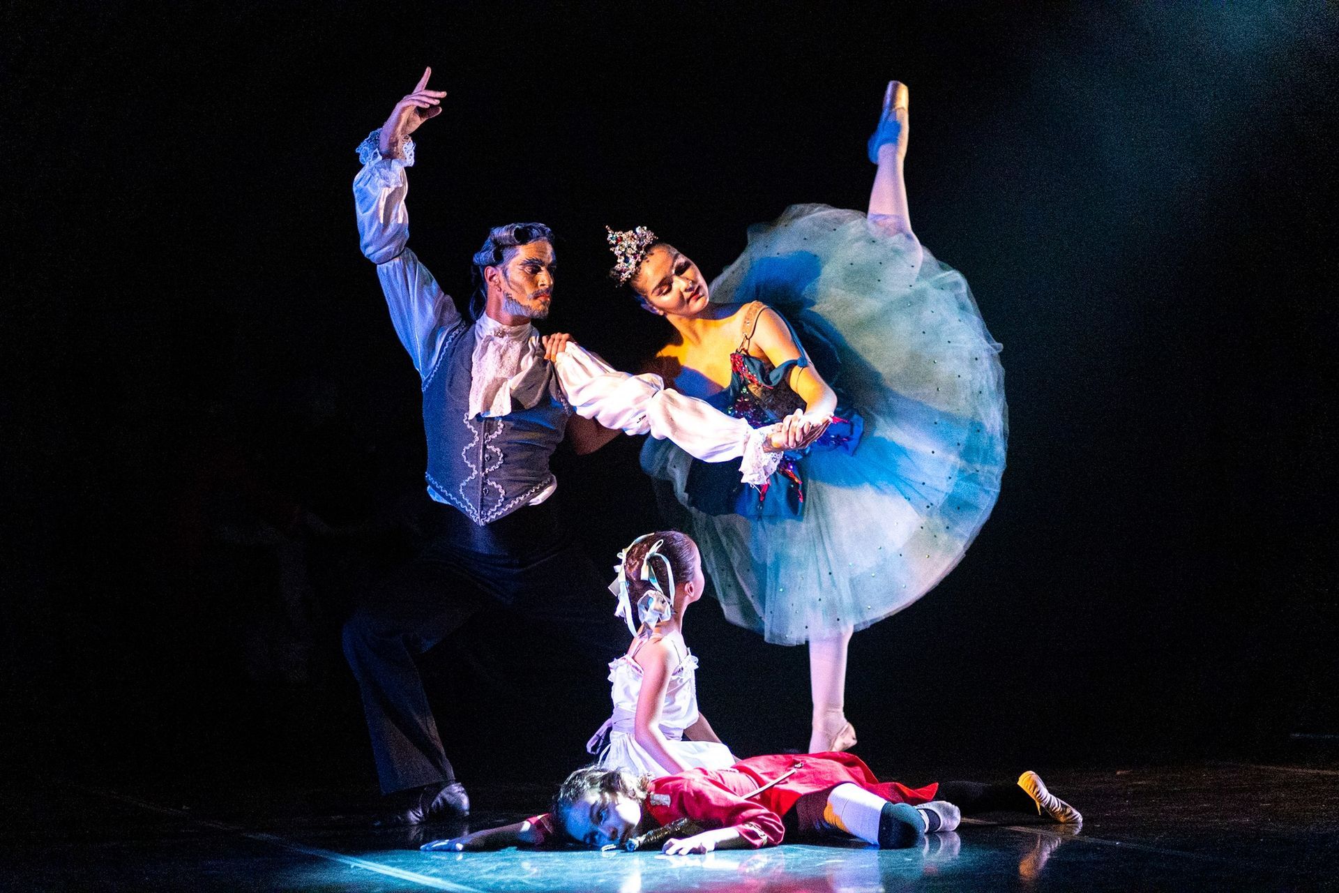 Un grupo de bailarines de ballet están actuando en un escenario.