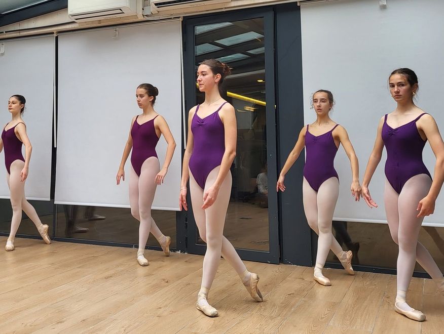 clases de ballet con varias alumnas