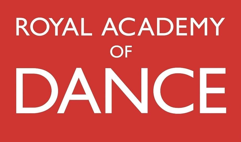Logotipo de la Real Academia de Danza en texto blanco sobre fondo rojo.