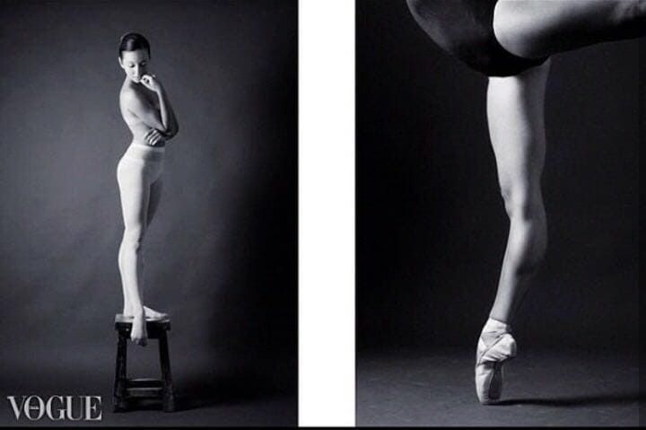 Reportaje de moda en blanco y negro de Vogue que muestra a una modelo haciendo equilibrio sobre zapatillas de punta, con primeros planos de cuerpo entero y de las piernas.