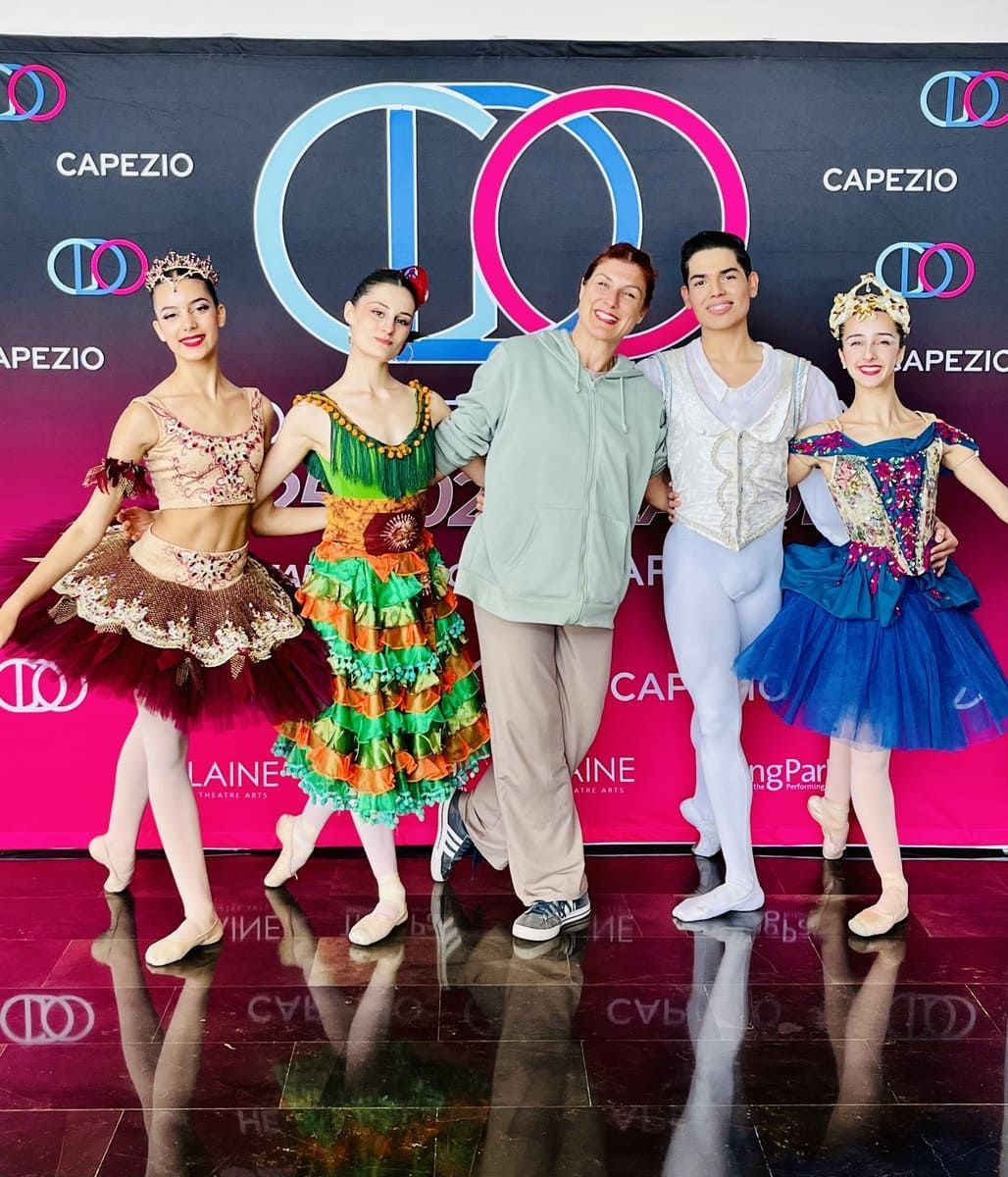 Cinco bailarinas de ballet con coloridos trajes posando en el escenario de un evento de CAPEZIO.
