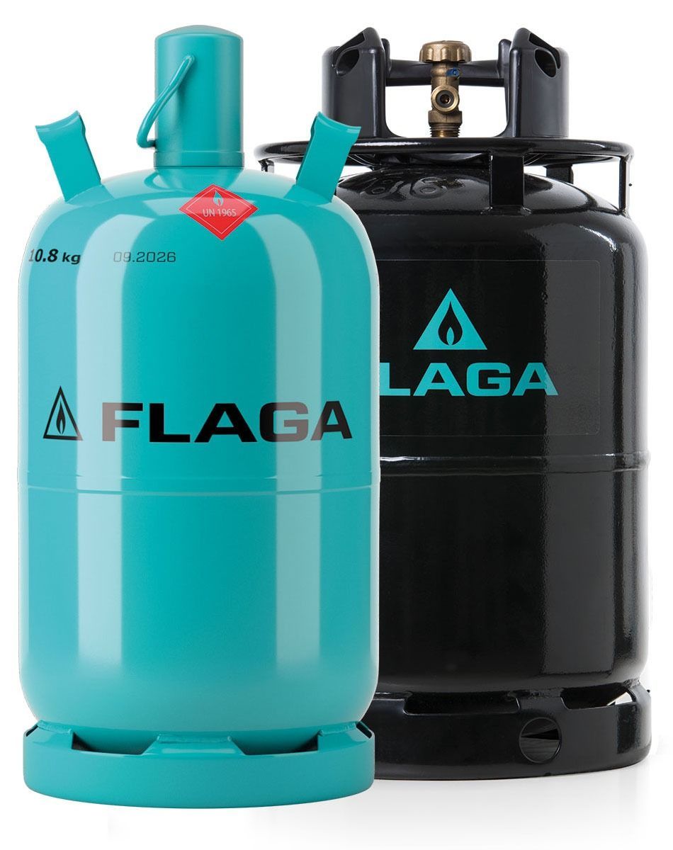 Nahaufnahme eines weißen Warmwasserbereiters mit angeschlossenen Rohren, Ventilen und einer gelben Gasleitung; an einer Wand montiert.