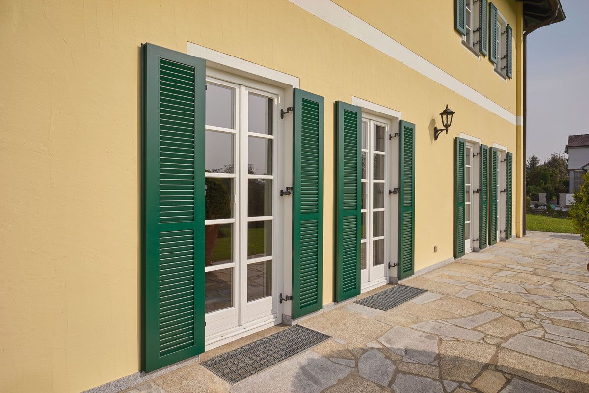 Sichtschutz für Ihre Privatsphäre durch chicke Fenster und Türläden aus Metall, Holz oder Kunststoff. Allrounder Starnberg Handwerker.