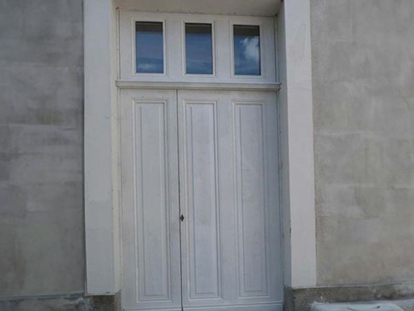 grande porte d'entrée avec trois vitre carrées