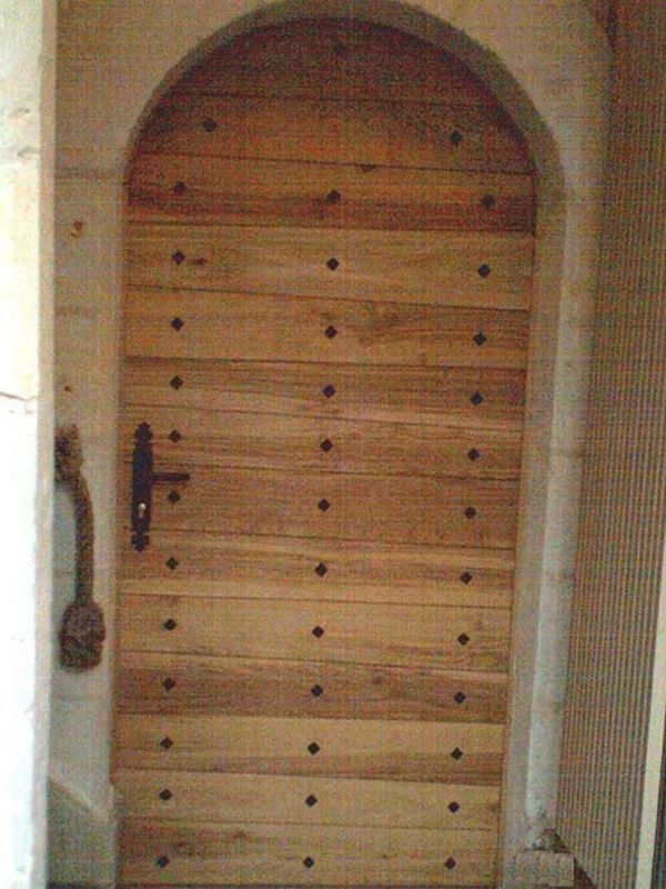 Porte en bois ancienne cloutée