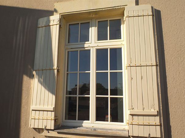 Fenêtre à carreaux montants beiges