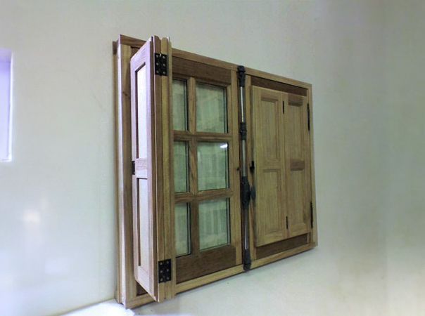 Volets ouverts en bois d'une fenêtre patrimoine