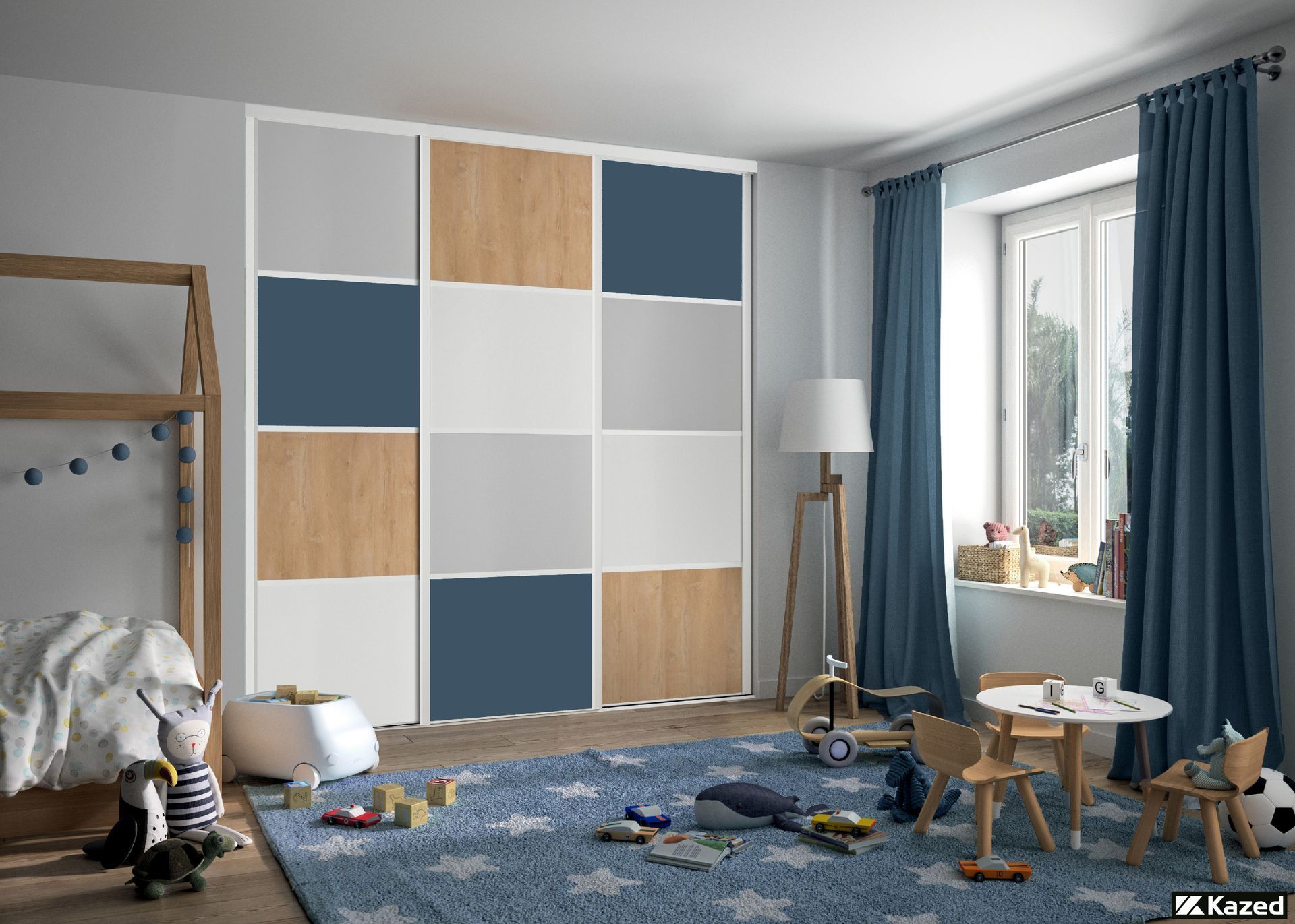 Une chambre d'enfant avec une armoire colorée, un tapis, une petite table et une fenêtre avec des rideaux.