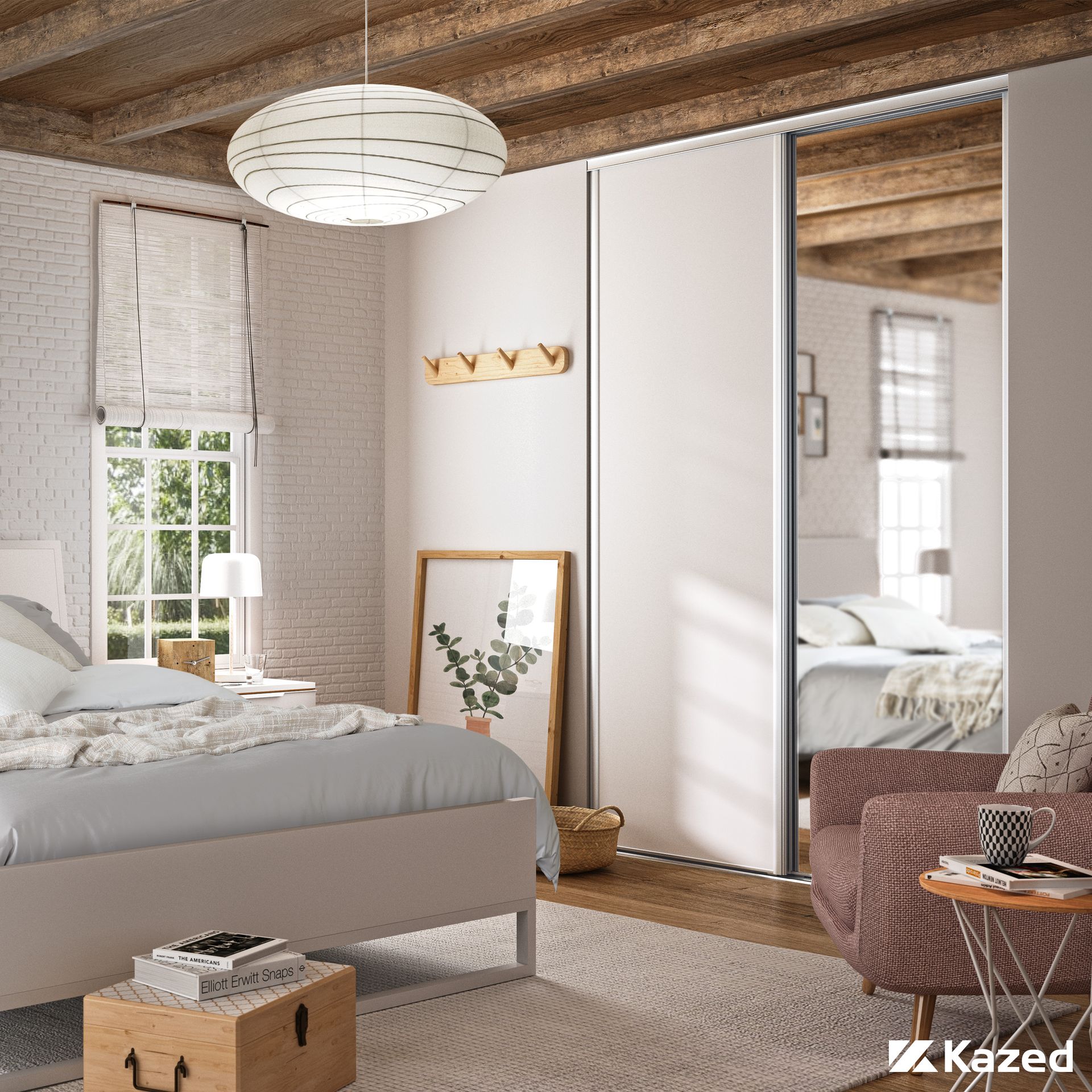 Chambre avec lit blanc, armoire à portes coulissantes, fenêtre, tapis et fauteuil.