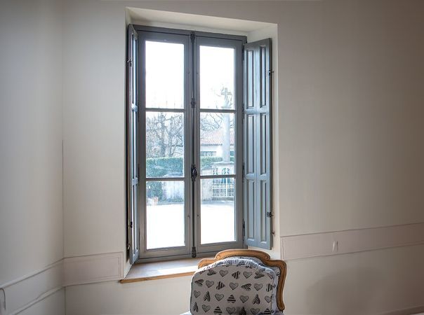 Fenêtre ancienne avec volets intérieurs