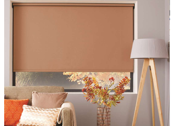 Store enrouleur marron recouvrant une fenêtre ; un canapé et une lampe sont visibles.