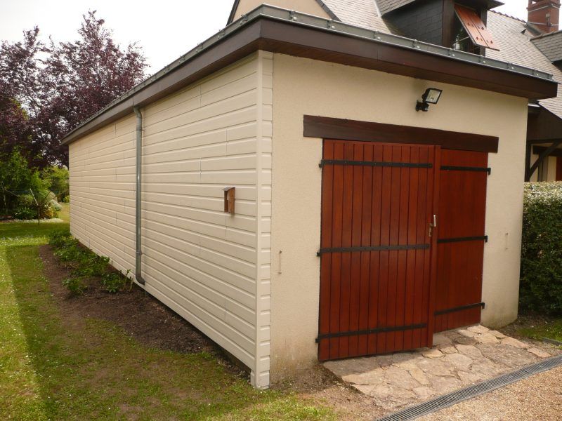 Porte de garage en bois rouge