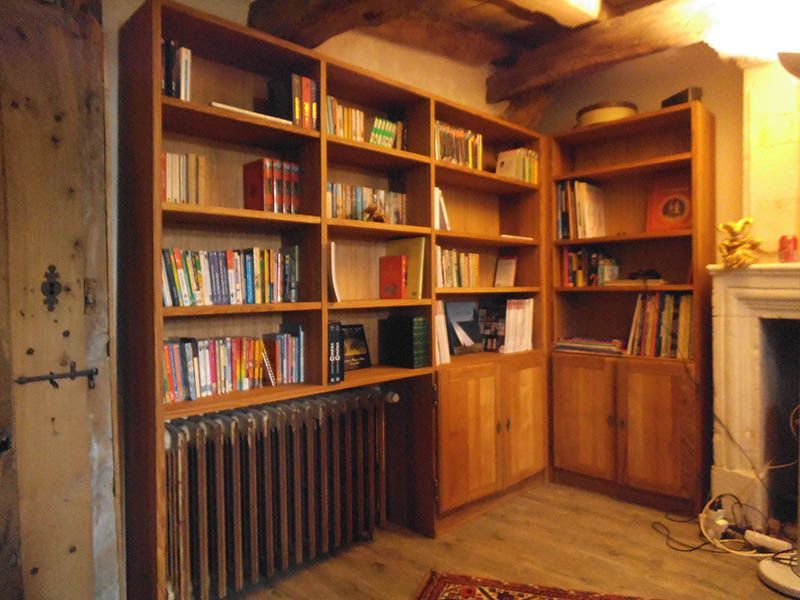 Bibliothèque bois maison traditionnelle