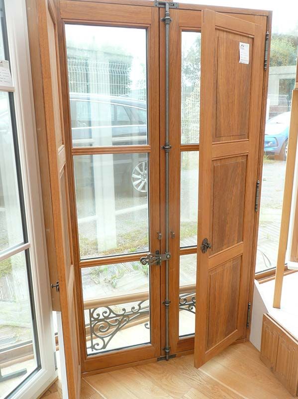 mise en situation d'une porte fenêtre patrimoine en bois