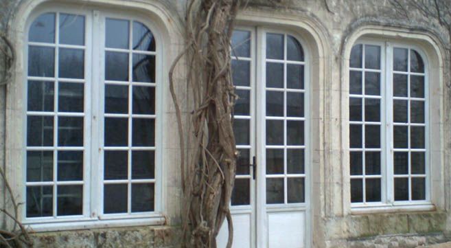 Porte fenêtre et fenêtre avec mur sculpté