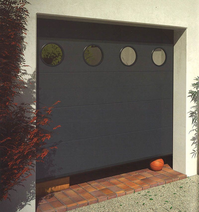 porte de garage grise foncée avec hublots