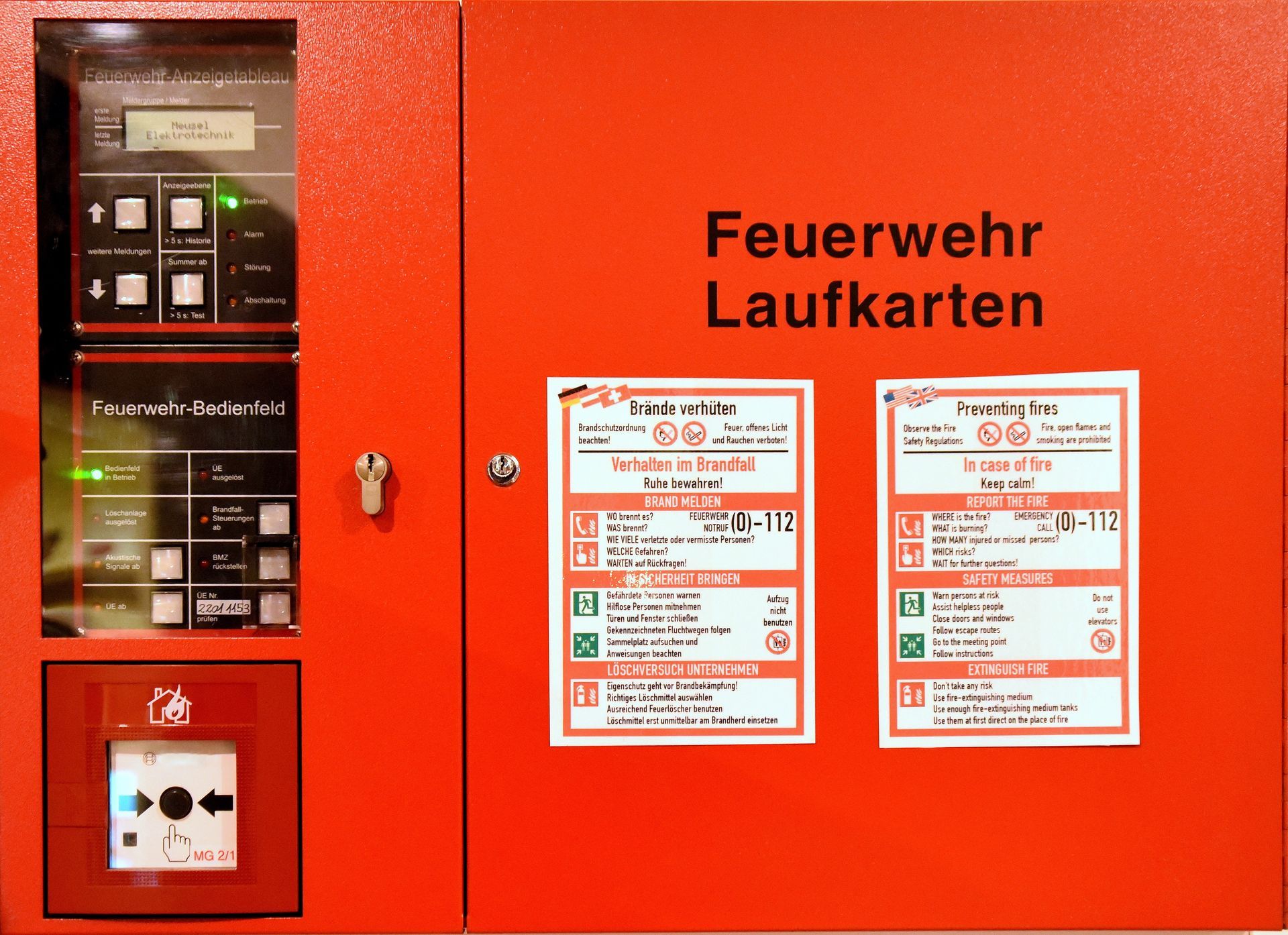 Eine rote Box mit der Aufschrift Feuerwehr Laufkarten