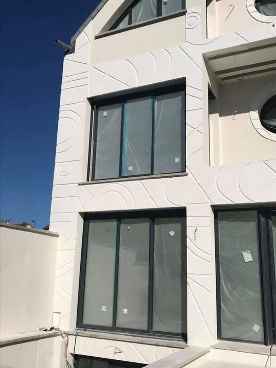 Façade d'un immeuble comportant des reliefs en cercle.