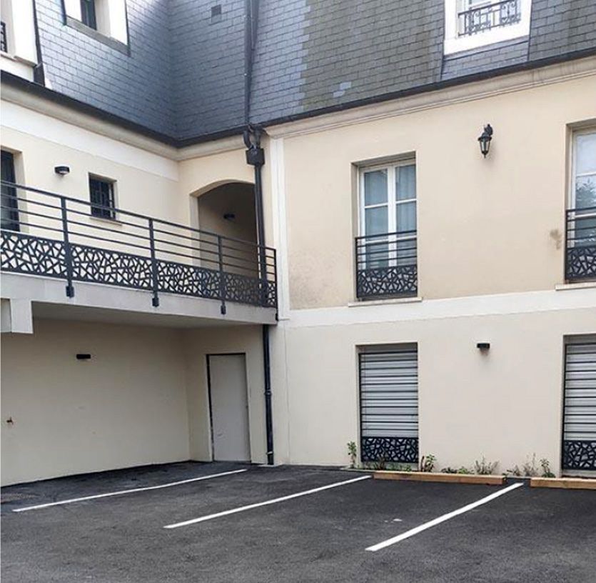 Angle d'un lotissement menant vers des appartements.