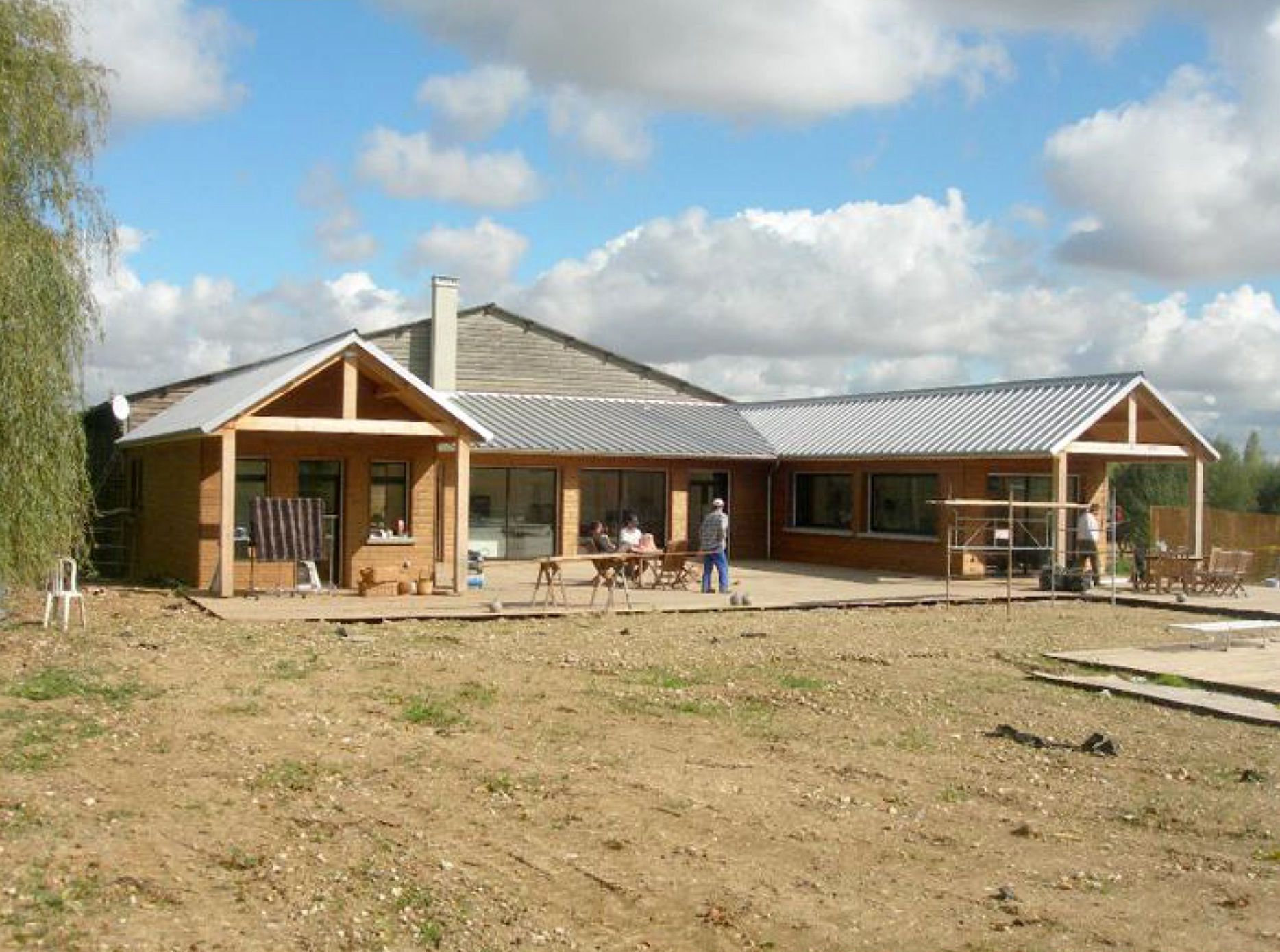 Plusieurs personnes autour du centre équestre à Grosrouvre.