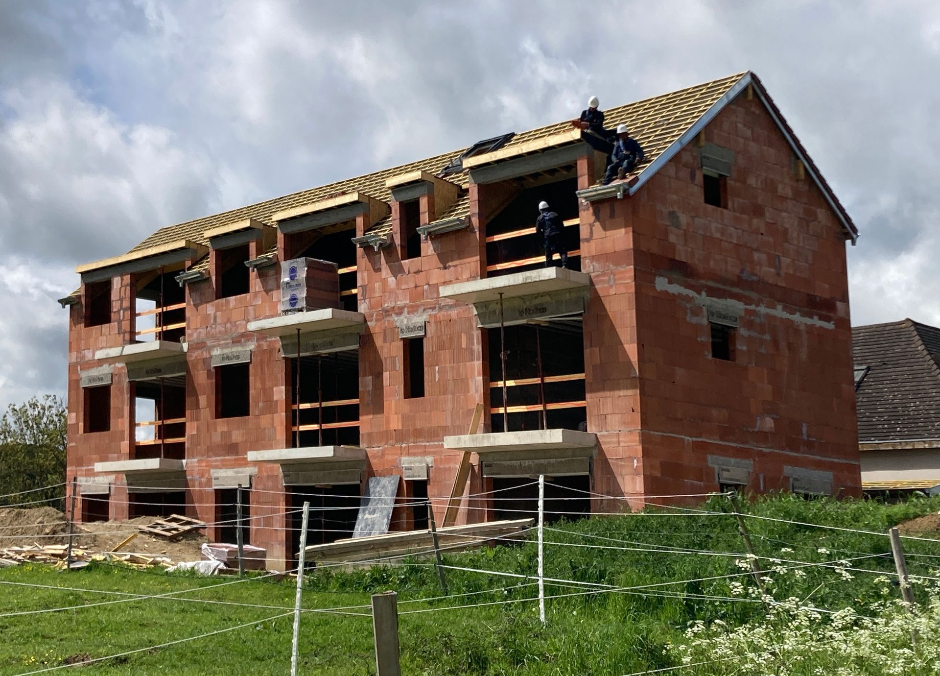 Bâtiment de neuf logements en construction.