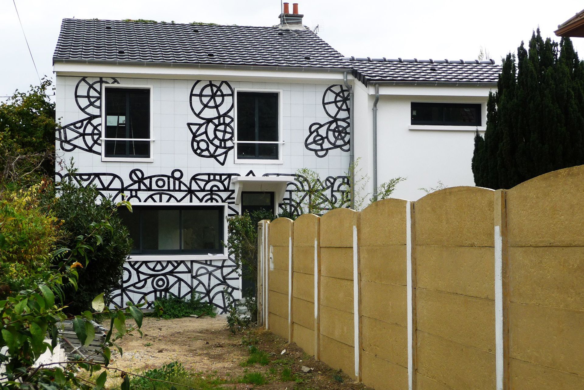 Façade d'une habitation avec des éléments design en fer forgé.