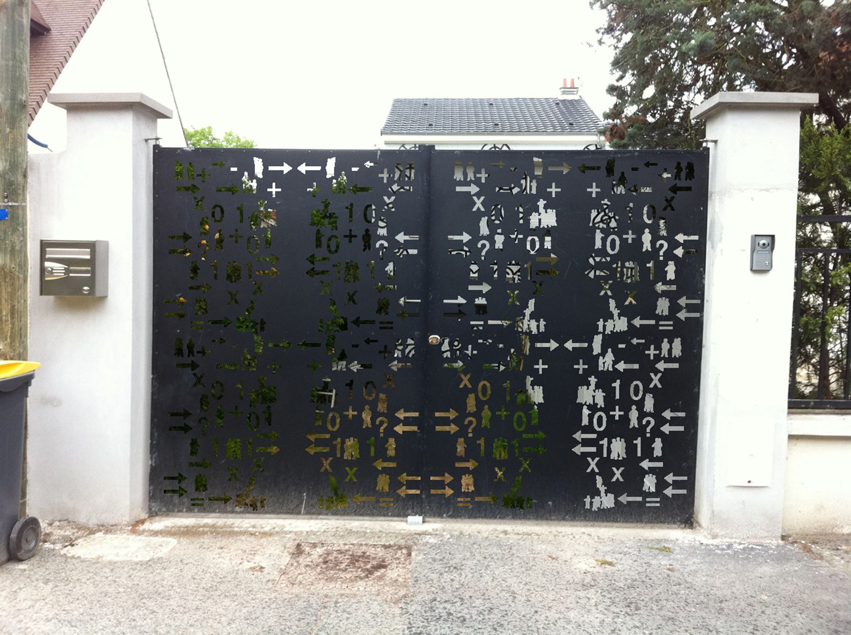 Portail fermé en fer forgé.