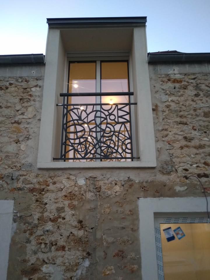 Fenêtre d'une habitation avec un garde-corps design.