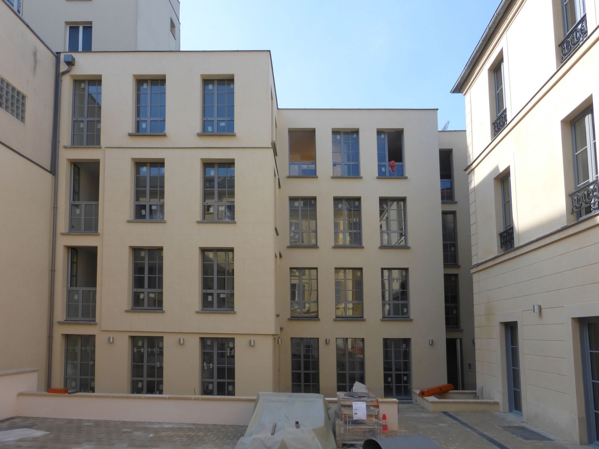 Grand ensemble d'immeubles mitoyens de plusieurs étages.