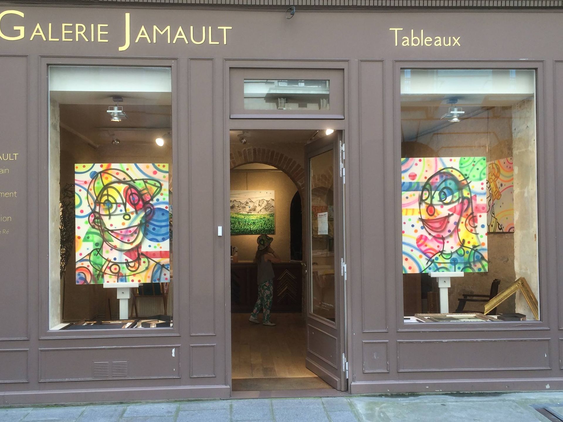 Façade de la Galerie Jamault avec deux tableaux exposés en vitrine.