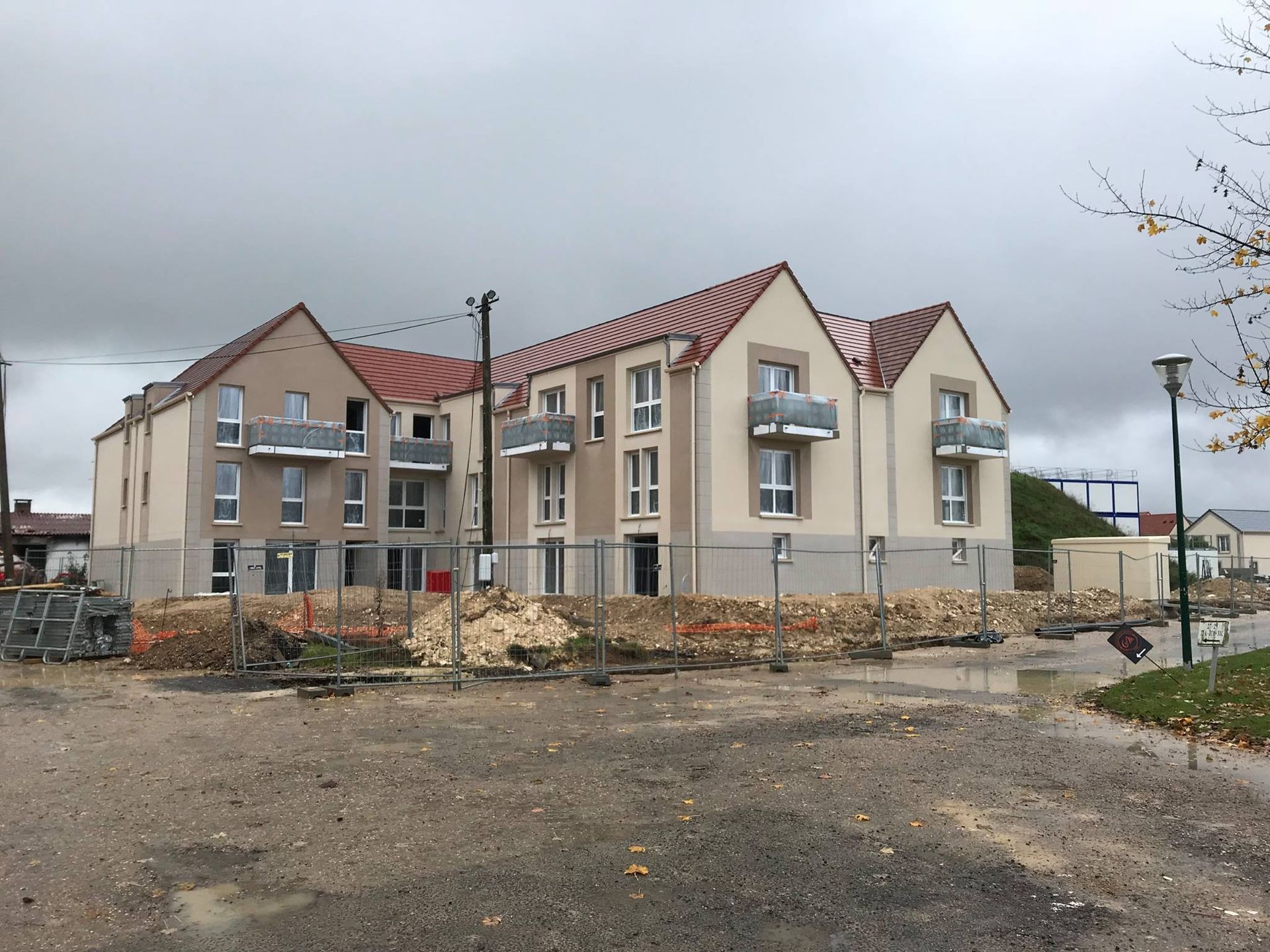 Des travaux de terrassement sont en cours devant plusieurs logements neuf.