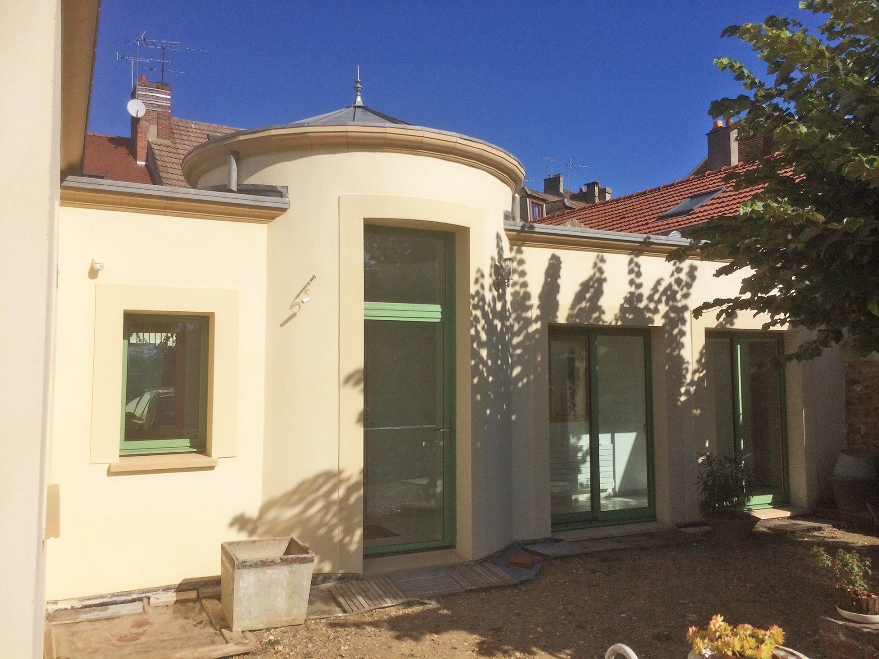 Porte d'entrée d'une habitation aux murs circulaires.