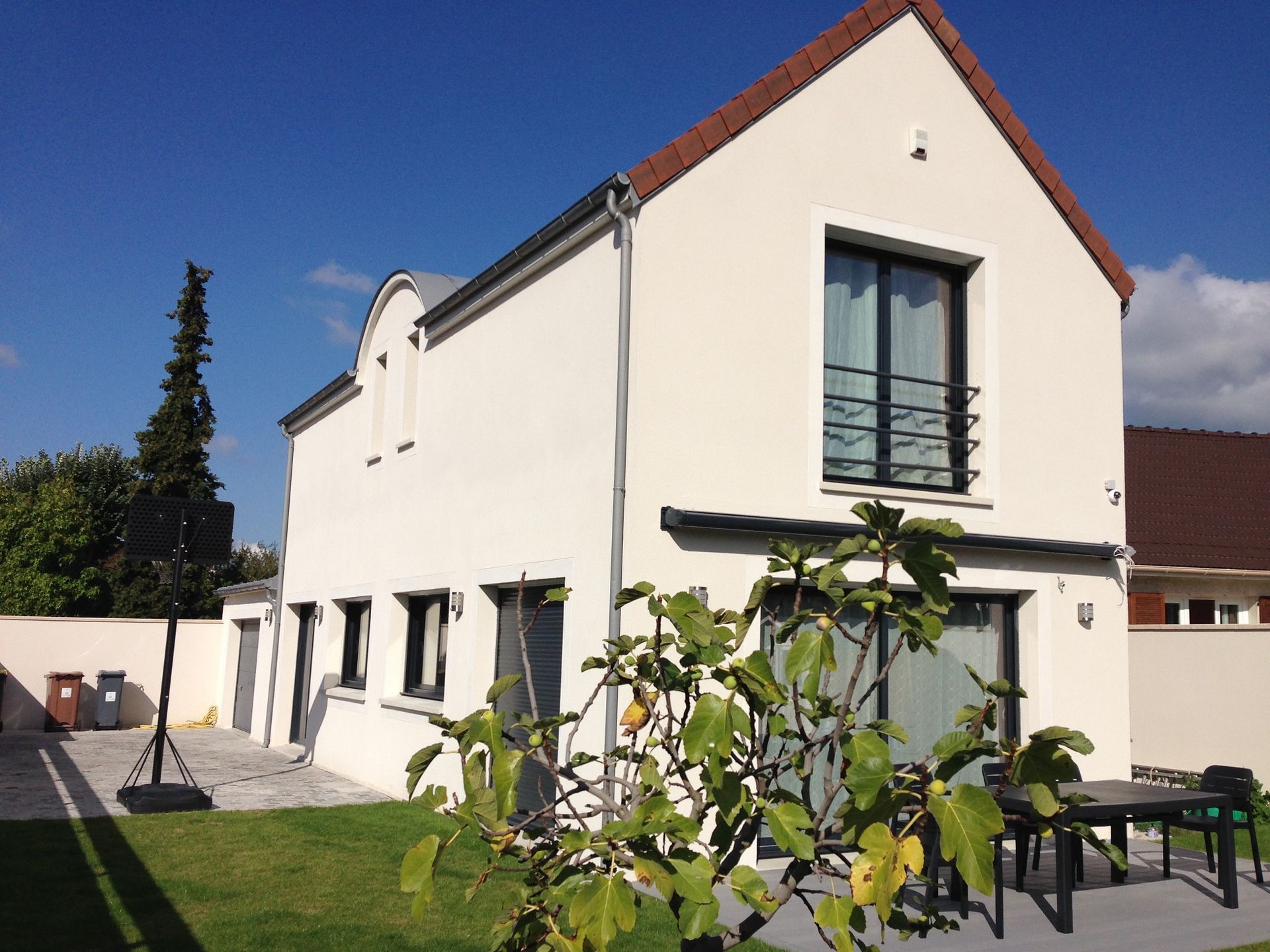 Habitation sur deux niveaux avec un jardin.