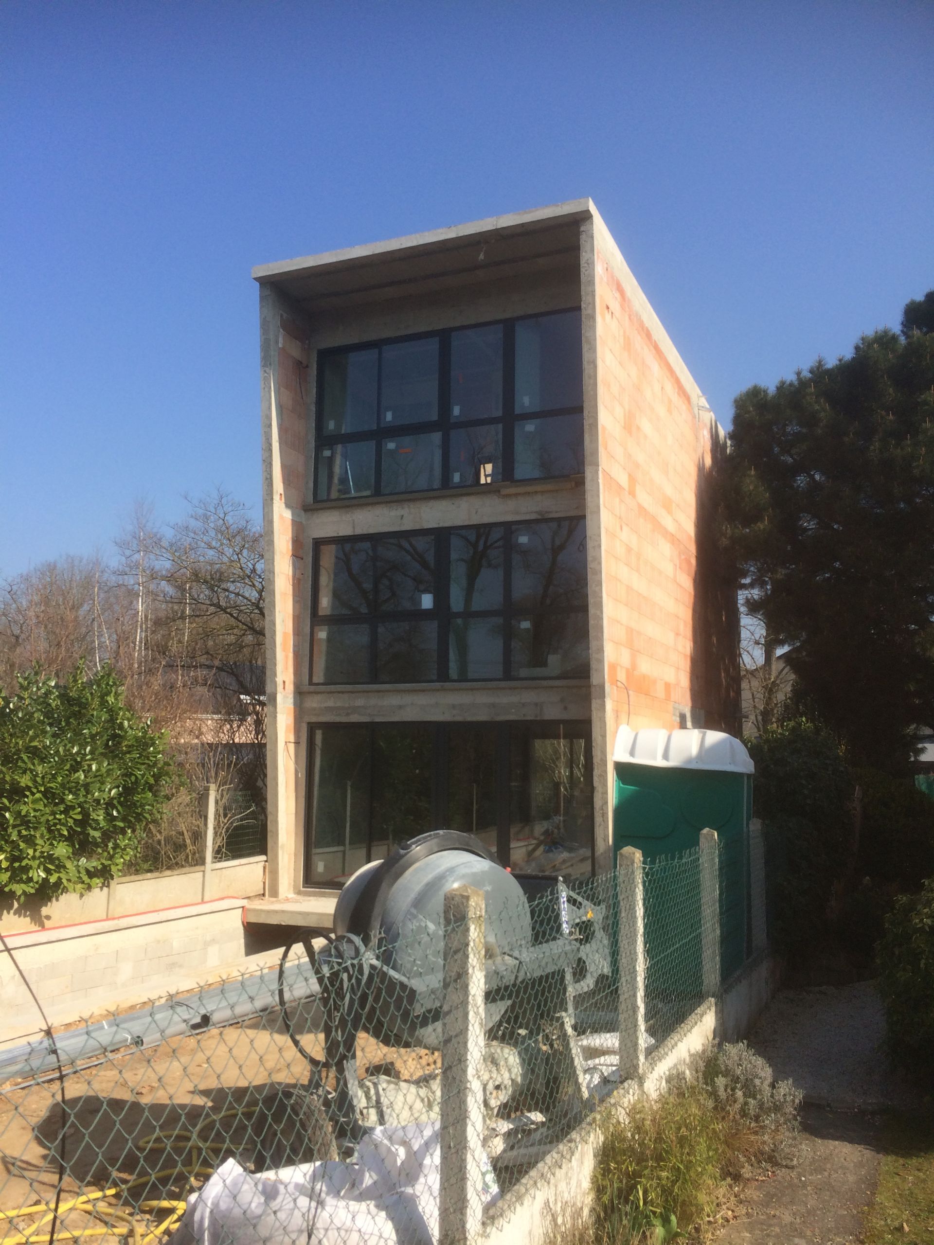 Travaux de construction d'une maison penchée à Maisons-Laffitte.