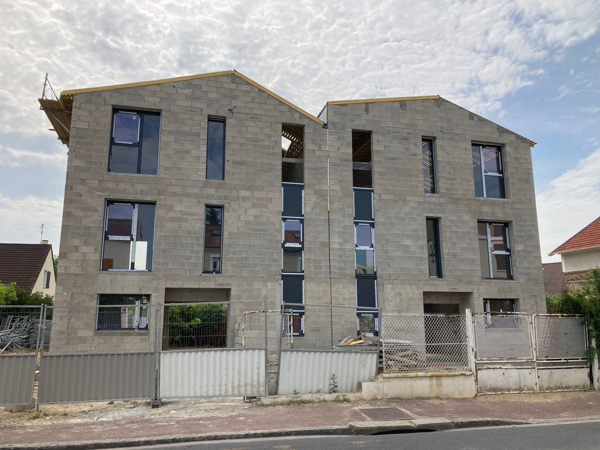 Deux grands immeubles en construction.