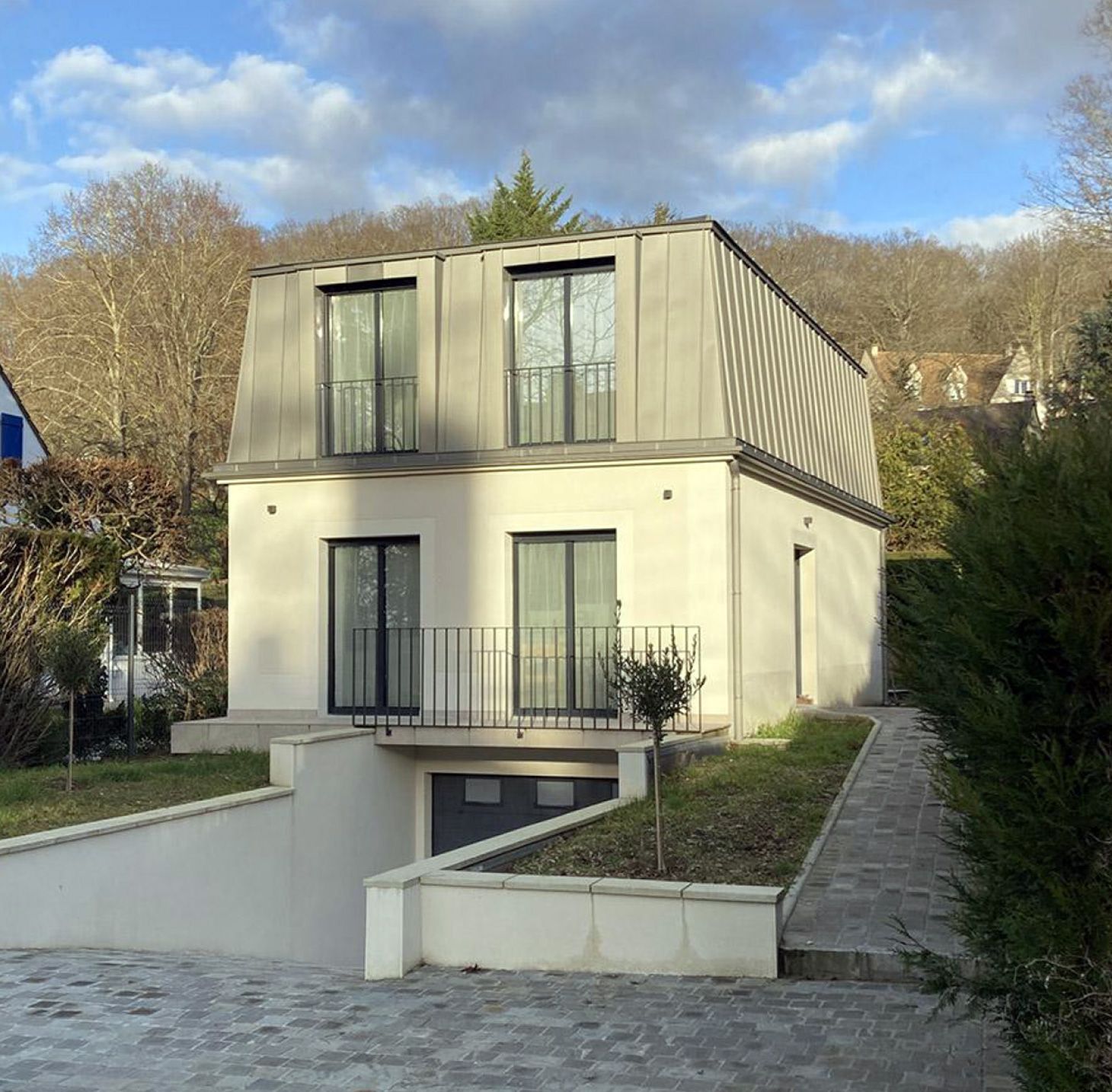 Maison individuelle avec un garage au sous-sol.
