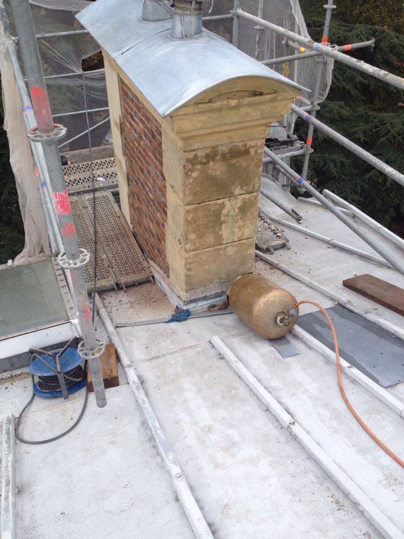 Gros plan sur une cheminée.